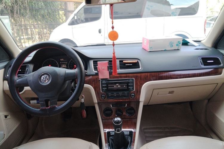 Used Volkswagen Lavida 2013 Restyled Classic 1.6L Manual Comfort Edition Center Console