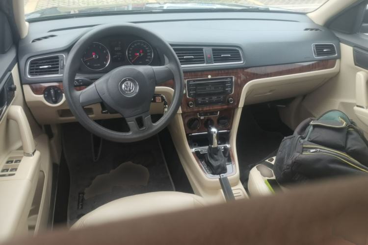 Used Volkswagen Lavida 2013 Restyled Classic 1.6L Automatic Comfort Edition Center Console