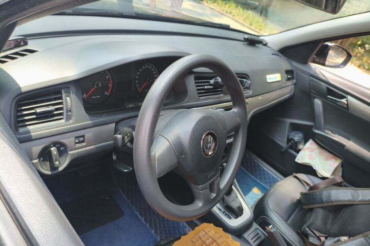 Used Volkswagen Lavida 2013 Revised Classic 1.6L Automatic Fashion Edition Center Console