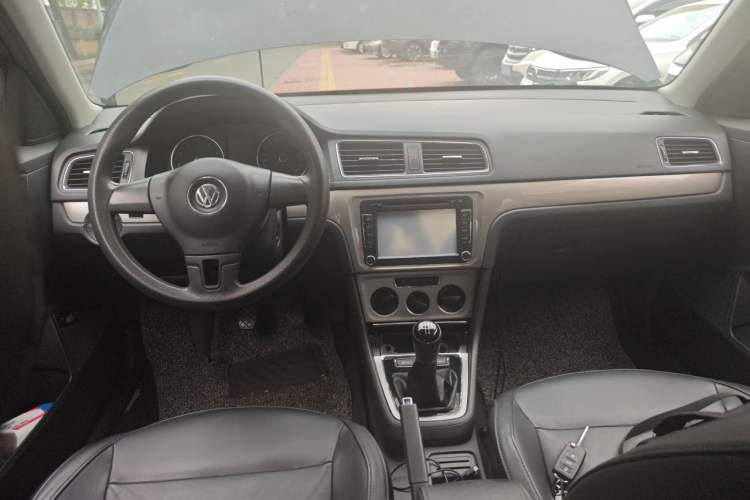 Used Volkswagen Lavida 2013 Restyled Classic 1.6L Manual Comfort Edition Center Console