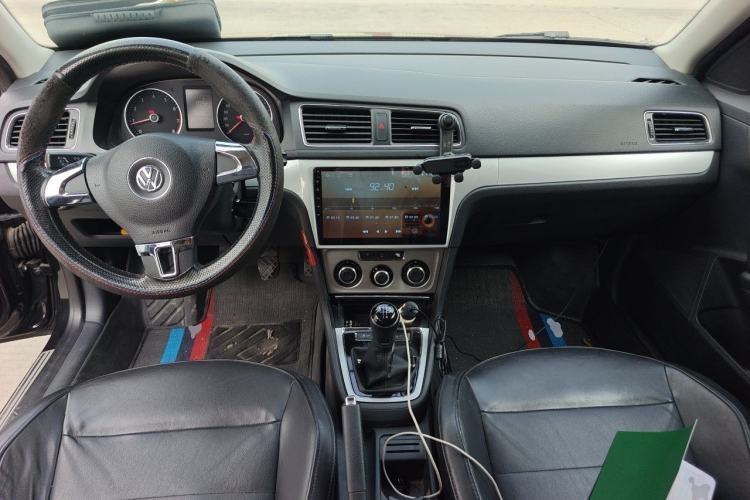 Used Volkswagen Lavida 2013 Restyled Classic 1.6L Manual Comfort Edition Center Console