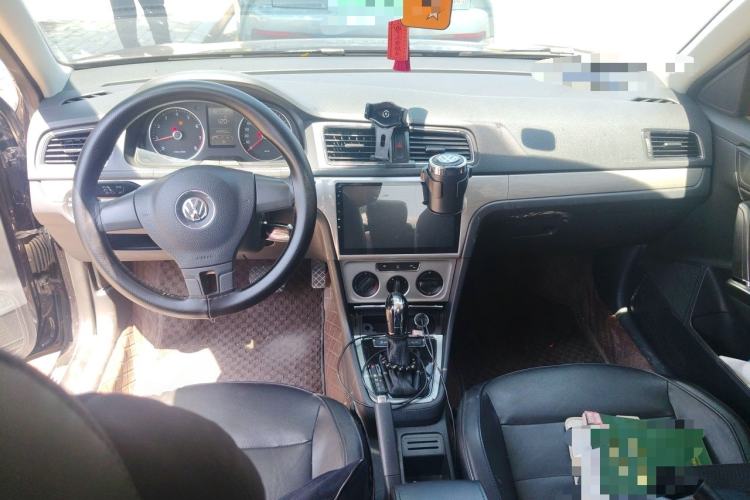 Used Volkswagen Lavida 2013 Restyled Classic 1.6L Automatic Comfort Edition Center Console