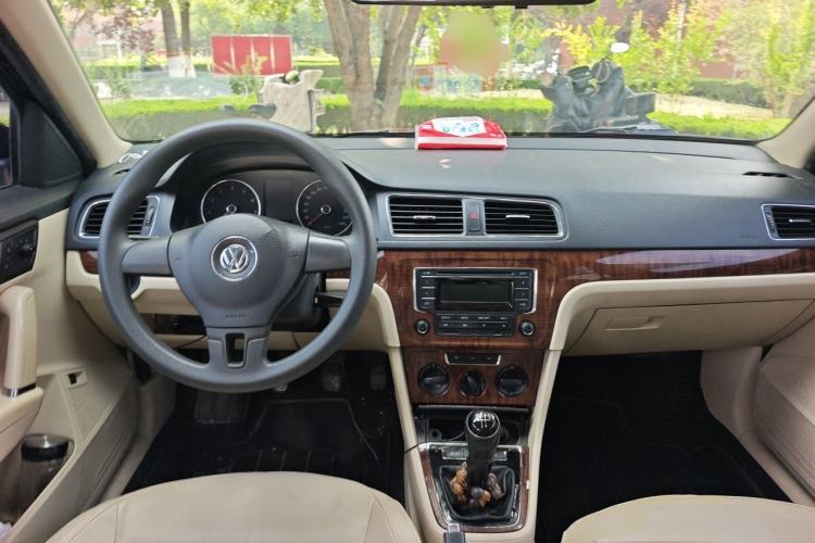 Used Volkswagen Lavida 2013 Restyled Classic 1.6L Manual Comfort Edition Center Console