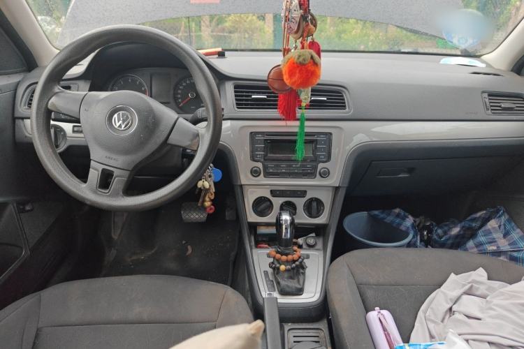 Used Volkswagen Lavida 2013 Revised Classic 1.6L Automatic Fashion Edition Center Console