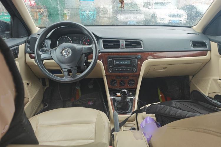 Used Volkswagen Lavida 2013 1.4TSI Manual Comfort Edition Center Console