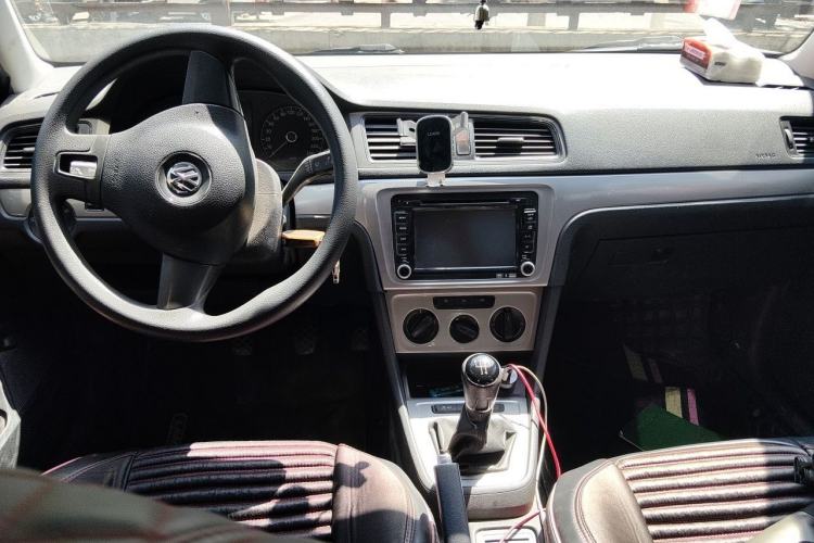Used Volkswagen Lavida 2013 Revised Classic 1.6L Manual Fashion Edition Center Console