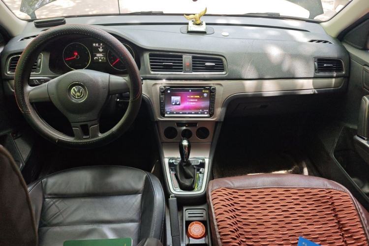 Used Volkswagen Lavida 2013 Restyled Classic 1.6L Automatic Comfort Edition Center Console