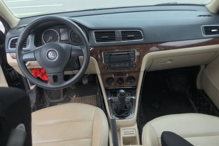 Used Volkswagen Lavida 2013 Restyled Classic 1.6L Manual Comfort Edition Center Console