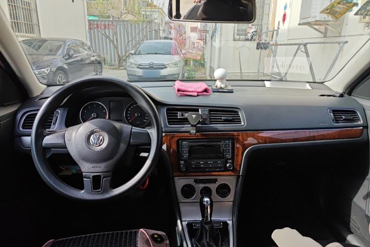 Used Volkswagen Lavida 2013 Restyled Classic 1.6L Automatic Comfort Edition Center Console
