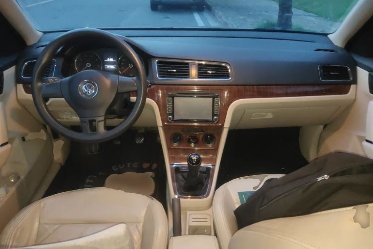 Used Volkswagen Lavida 2013 1.6L Manual Comfort Edition Center Console