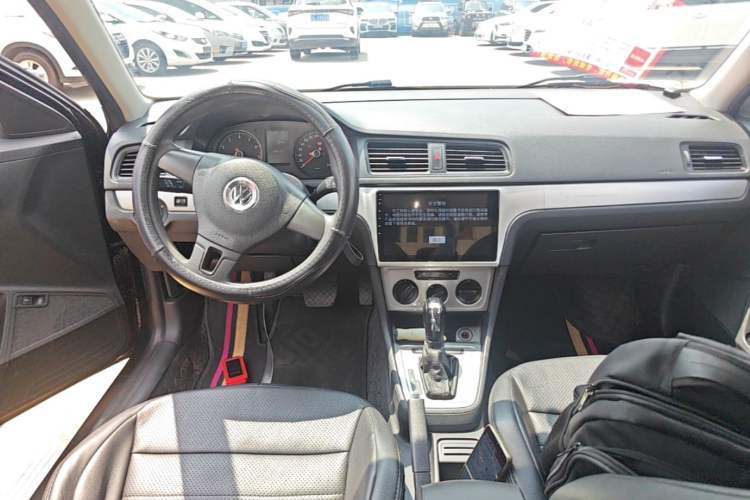 Used Volkswagen Lavida 2013 Revised Classic 1.6L Automatic Fashion Edition Center Console