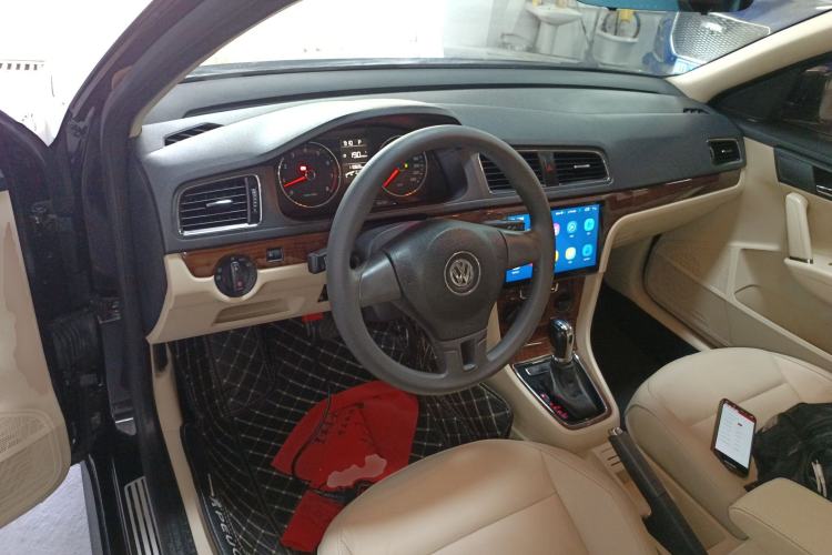 Used Volkswagen Lavida 2013 Restyled Classic 1.6L Automatic Comfort Edition Center Console