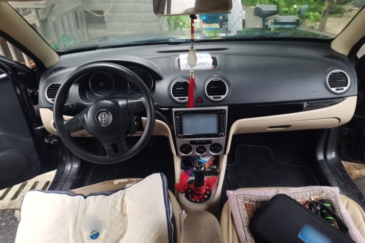 Used Volkswagen Lavida 2013 Classic 1.6L Manual Fashion Edition Center Console