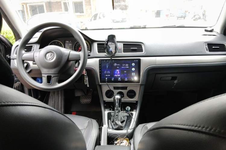 Used Volkswagen Lavida 2013 Restyled Classic 1.6L Automatic Comfort Edition Center Console