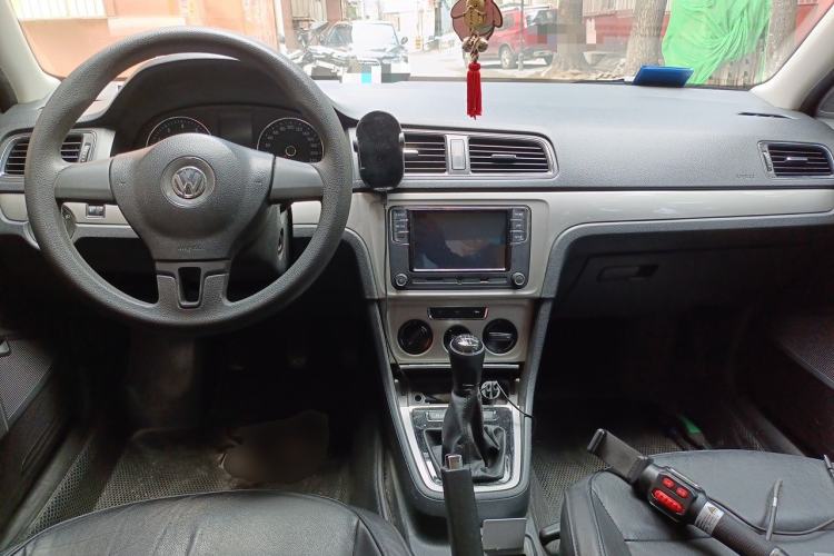 Used Volkswagen Lavida 2013 Restyled Classic 1.6L Manual Comfort Edition Center Console