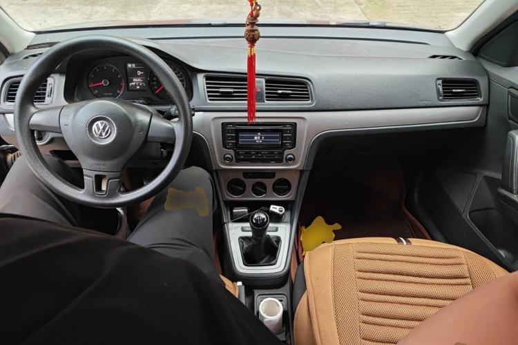 Used Volkswagen Lavida 2013 Revised Classic 1.6L Manual Fashion Edition Center Console