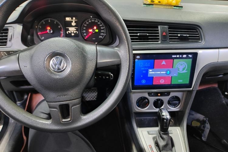 Used Volkswagen Lavida 2013 Revised Classic 1.6L Automatic Fashion Edition Center Console