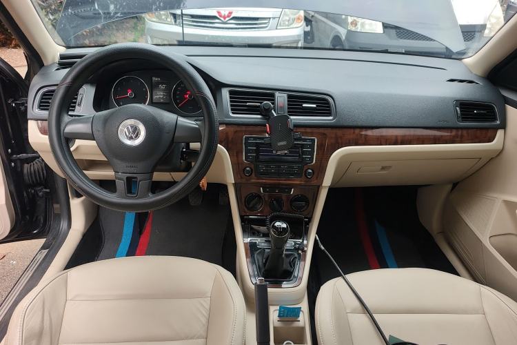 Used Volkswagen Lavida 2013 Restyled Classic 1.6L Manual Comfort Edition Center Console