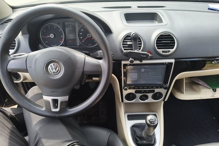 Used Volkswagen Lavida 2013 1.6L Manual Fashion Edition Center Console