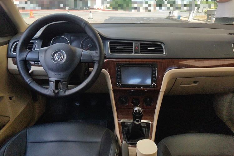 Used Volkswagen Lavida 2013 1.4TSI Manual Comfort Edition Center Console