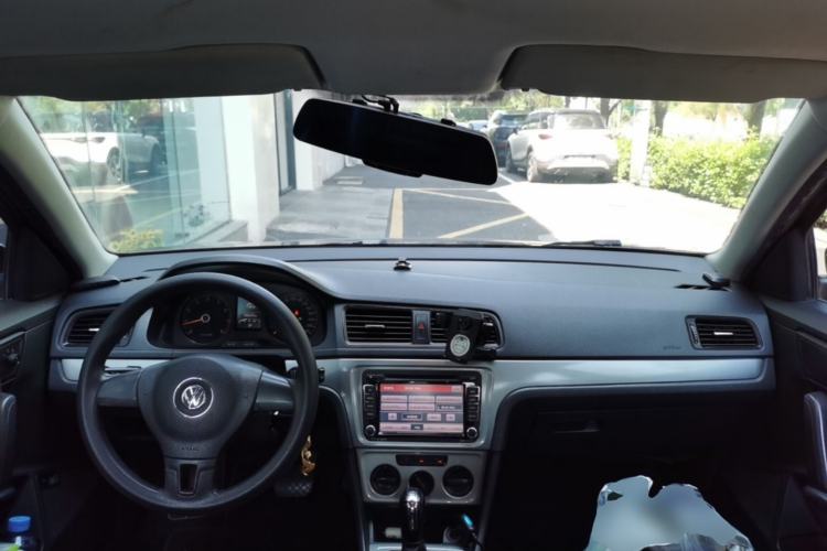 Used Volkswagen Lavida 2013 Revised Classic 1.6L Automatic Fashion Edition Center Console