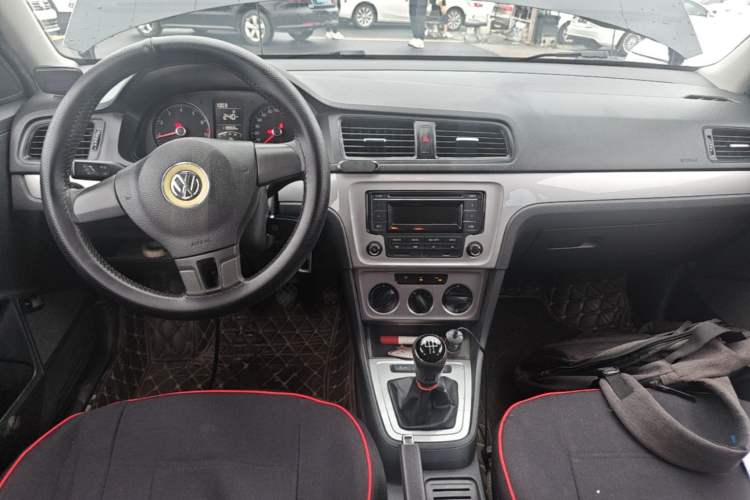 Used Volkswagen Lavida 2013 Revised Classic 1.6L Manual Fashion Edition Center Console