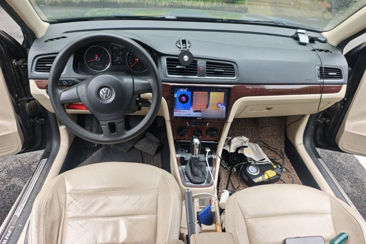 Used Volkswagen Lavida 2013 Restyled Classic 1.6L Automatic Comfort Edition Center Console