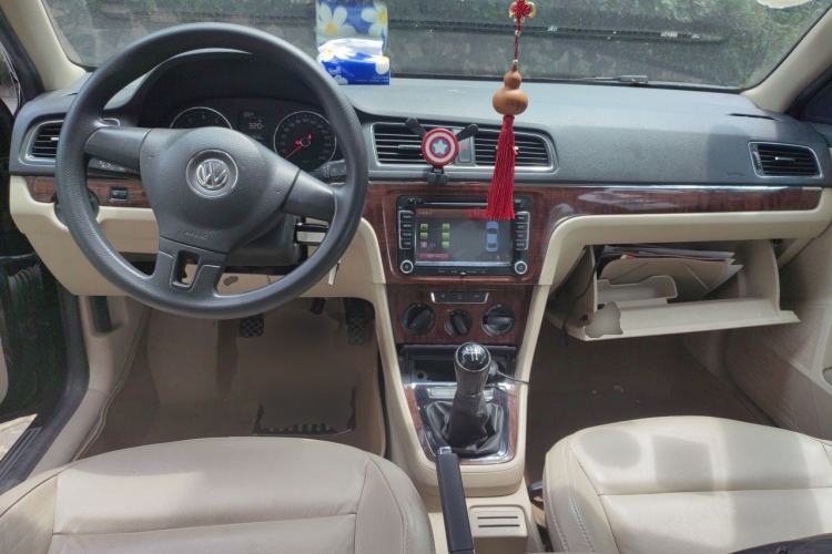 Used Volkswagen Lavida 2013 1.4TSI Manual Comfort Edition Center Console