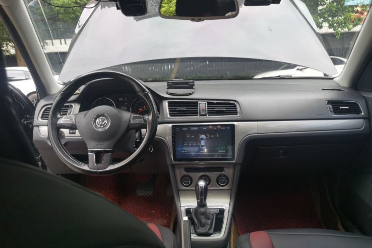 Used Volkswagen Lavida 2013 Revised Version 1.6L Automatic Luxury Edition Center Console