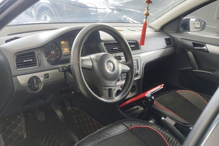 Used Volkswagen Lavida 2013 Revised Classic 1.6L Manual Fashion Edition Center Console
