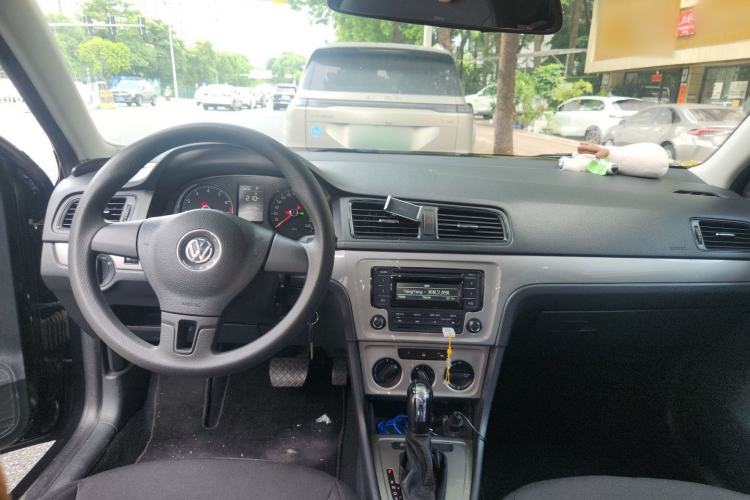 Used Volkswagen Lavida 2013 Revised Classic 1.6L Automatic Fashion Edition Center Console