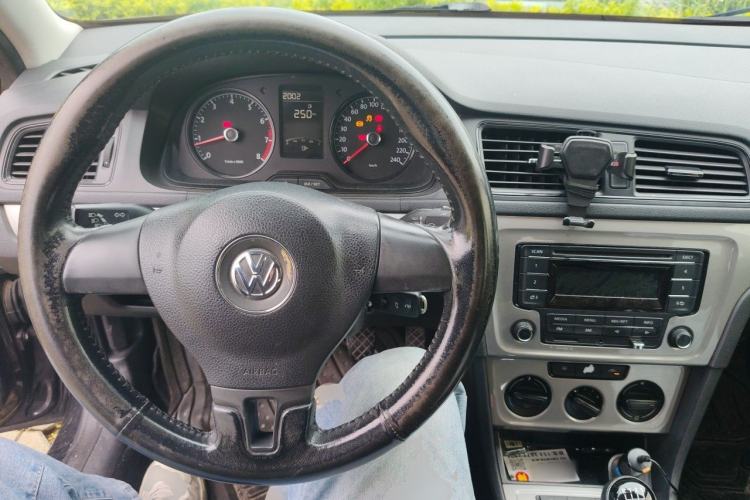 Used Volkswagen Lavida 2013 Revised Classic 1.6L Manual Fashion Edition Center Console