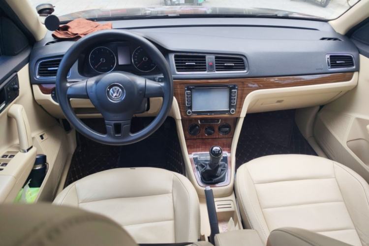 Used Volkswagen Lavida 2013 Restyled Classic 1.6L Manual Comfort Edition Center Console
