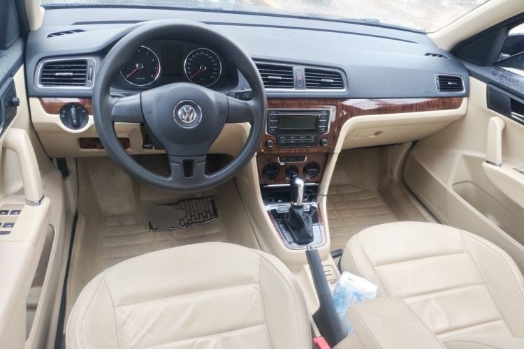 Used Volkswagen Lavida 2013 Restyled Classic 1.6L Automatic Comfort Edition Center Console