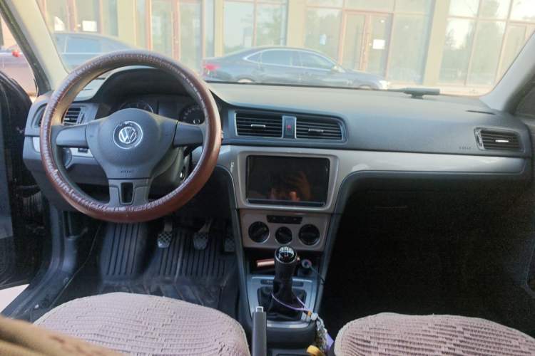 Used Volkswagen Lavida 2013 Revised Classic 1.6L Manual Fashion Edition Center Console
