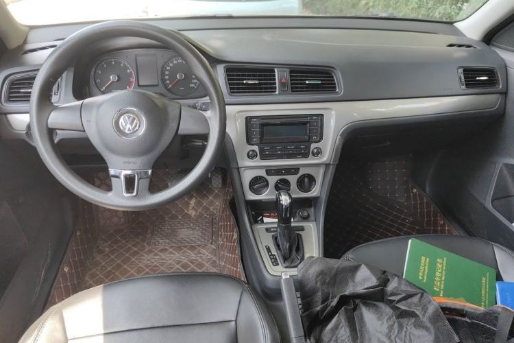 Used Volkswagen Lavida 2013 Revised Classic 1.6L Automatic Fashion Edition Center Console