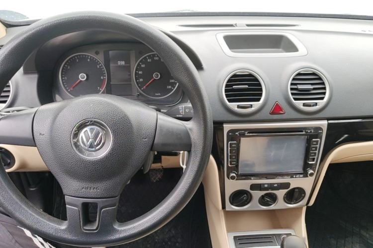 Used Volkswagen Lavida 2013 Classic 1.6L Manual Fashion Edition Center Console