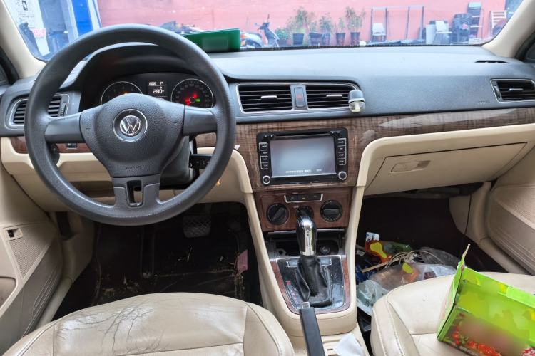 Used Volkswagen Lavida 2013 1.6L Automatic Comfort Edition Center Console