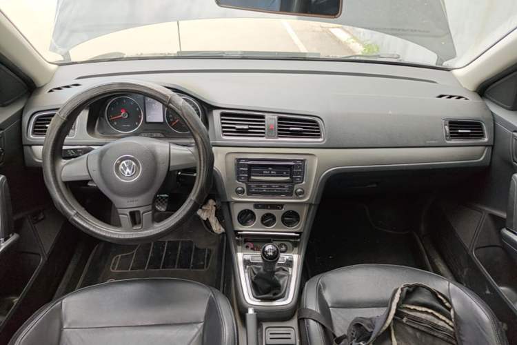 Used Volkswagen Lavida 2013 Restyled Classic 1.6L Manual Comfort Edition Center Console