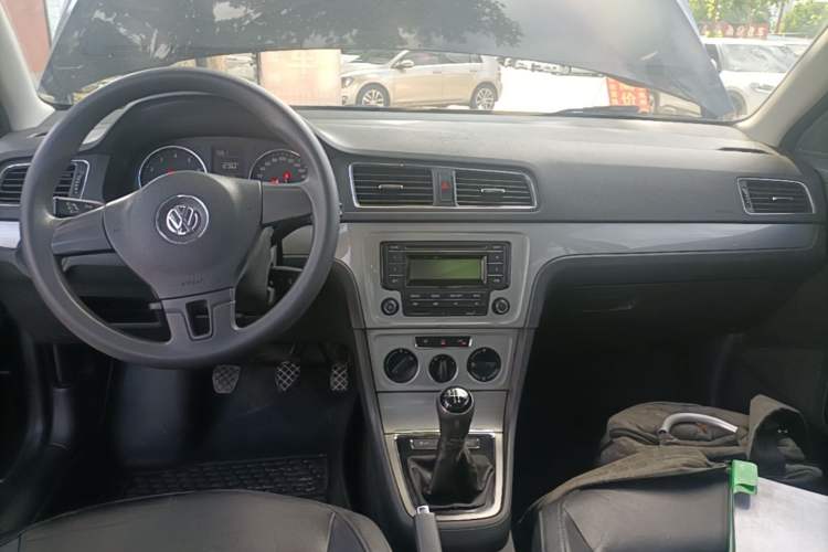 Used Volkswagen Lavida 2013 Restyled Classic 1.6L Manual Comfort Edition Center Console