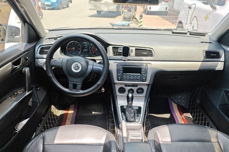 Used Volkswagen Lavida 2013 1.6L Automatic Comfort Edition Center Console