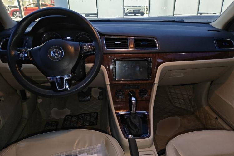 Used Volkswagen Lavida 2013 1.6L Automatic Comfort Edition Center Console