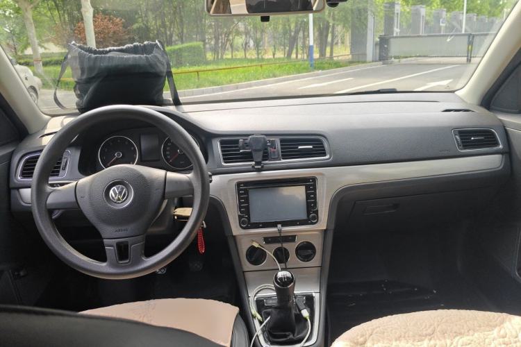 Used Volkswagen Lavida 2013 1.6L Manual Comfort Edition Center Console