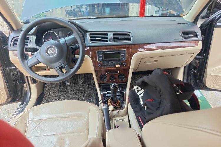 Used Volkswagen Lavida 2013 Restyled Classic 1.6L Manual Comfort Edition Center Console