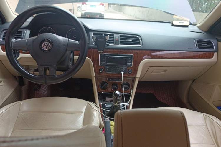 Used Volkswagen Lavida 2013 1.4TSI Manual Comfort Edition Center Console