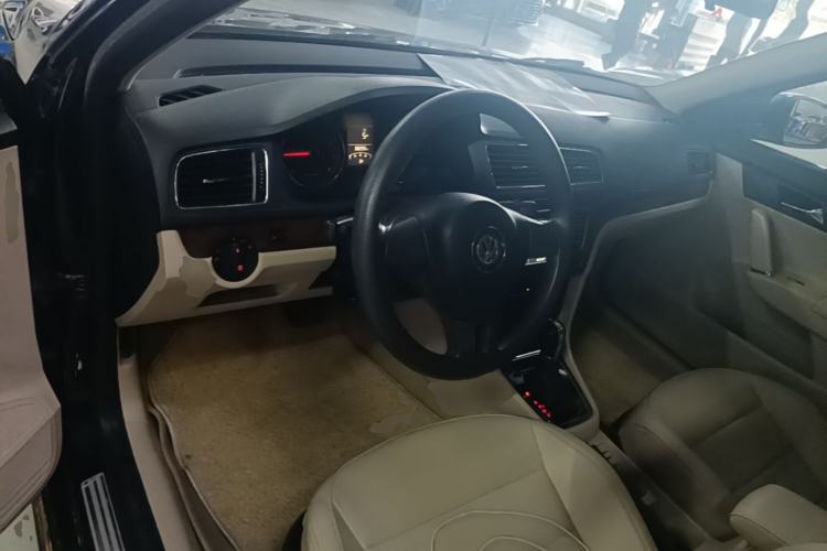 Used Volkswagen Lavida 2013 Restyled Classic 1.6L Automatic Comfort Edition Center Console