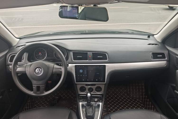 Used Volkswagen Lavida 2013 Restyled Classic 1.6L Automatic Comfort Edition Center Console