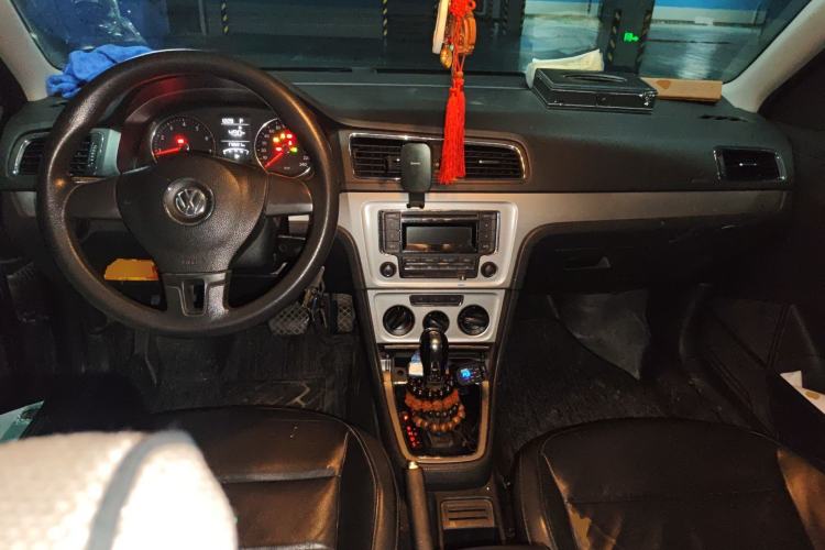 Used Volkswagen Lavida 2013 1.6L Automatic Comfort Edition Center Console