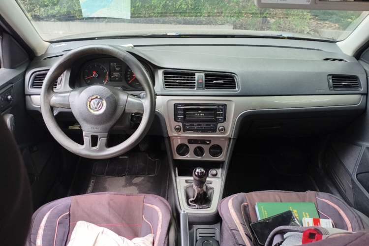 Used Volkswagen Lavida 2013 Revised Classic 1.6L Manual Fashion Edition Center Console