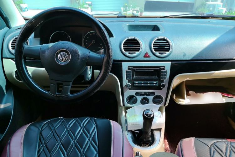 Used Volkswagen Lavida 2013 Classic 1.6L Manual Fashion Edition Center Console